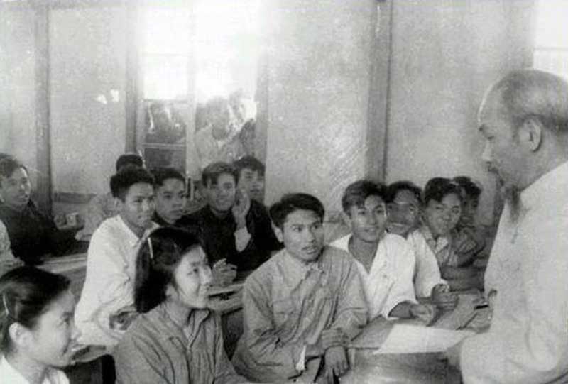 Kỷ niệm 39 năm Ngày Nhà giáo Việt Nam (20/11/1982 - 20/11/2021): Nhớ lời Bác dạy người thầy “Phải chú ý cả tài, cả đức”