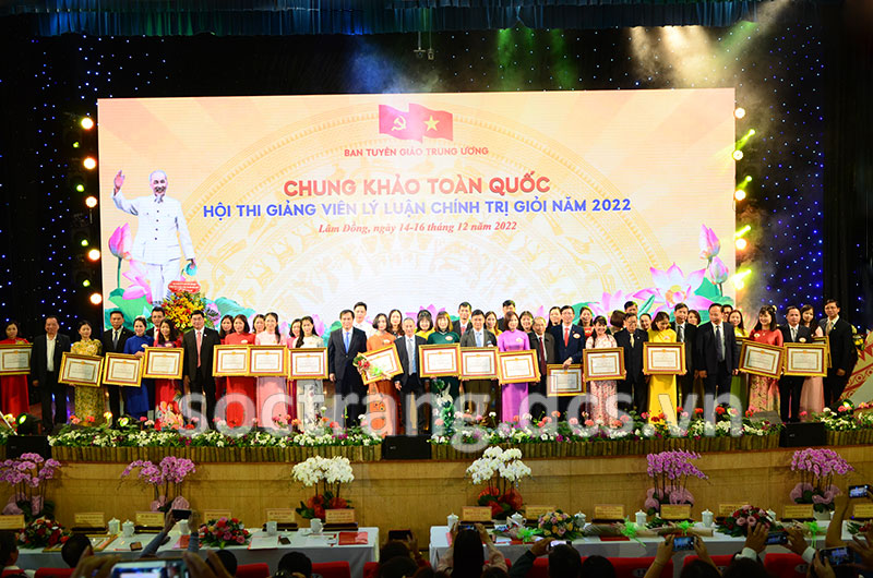 Thí sinh Thái Dương Hồng Diễm đạt giải Ba chung khảo toàn quốc Hội thi giảng viên lý luận chính trị giỏi năm 2022