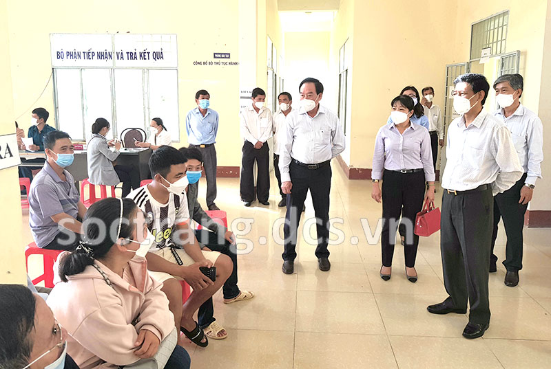 Bí thư Tỉnh ủy Lâm Văn Mẫn kiểm tra công tác tiêm vaccine phòng COVID-19 của thành phố Sóc Trăng