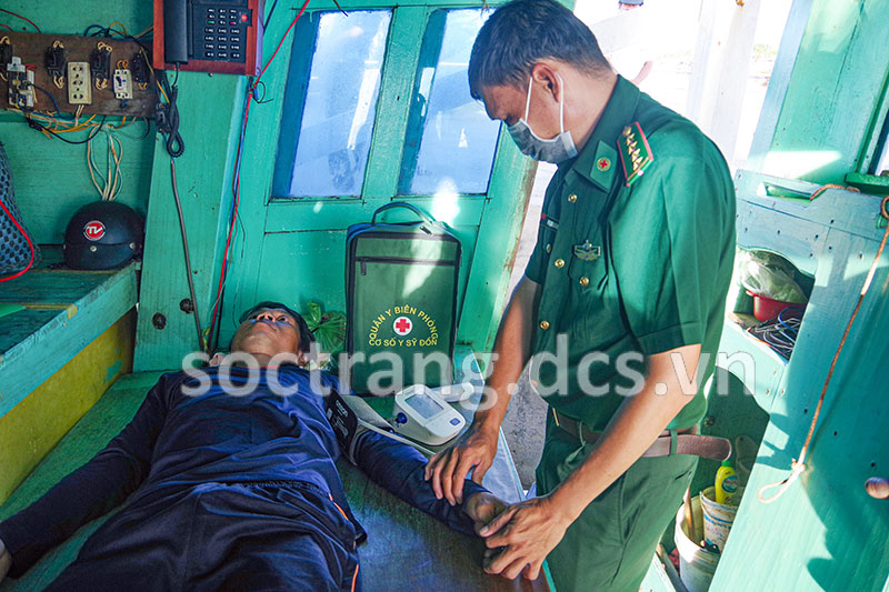 Bộ đội Biên phòng  Sóc Trăng tiếp nhận 1 ngư dân gặp nạn trên biển