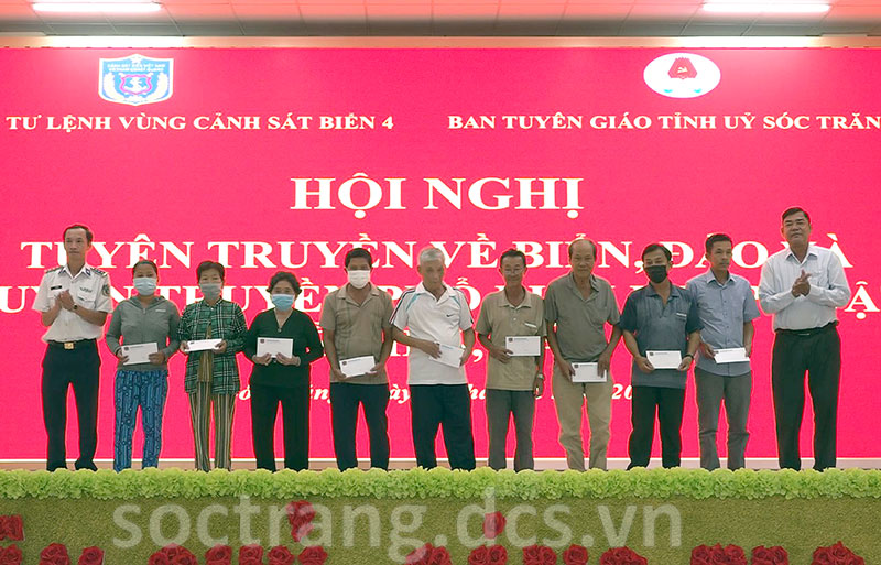 Vùng Cảnh sát biển 4 tuyên truyền biển, đảo Việt Nam tại huyện Trần Đề