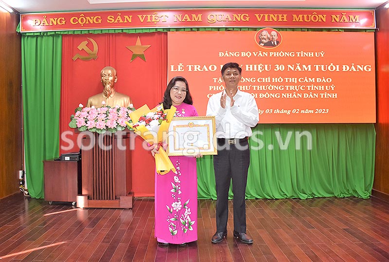 Đồng chí Hồ Thị Cẩm Đào nhận Huy hiệu 30 năm tuổi Đảng