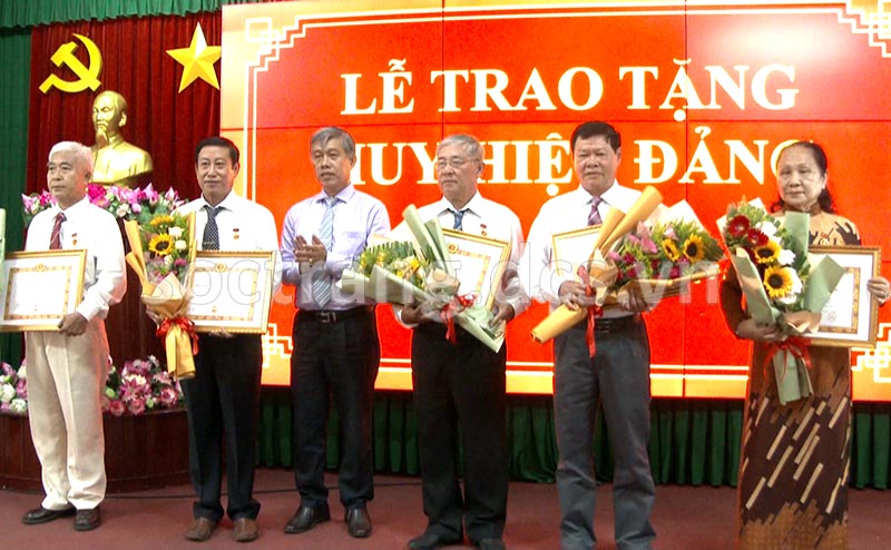 Ban Thường vụ Thành ủy Sóc Trăng trao Huy hiệu Đảng cho 22 đảng viên cao niên tuổi Đảng