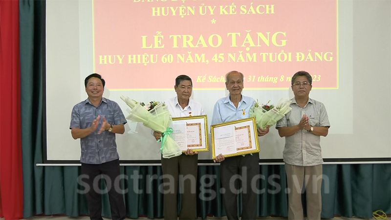 Ban Thường vụ Huyện ủy Kế Sách tổ chức trao Huy hiệu Đảng đợt 2/9