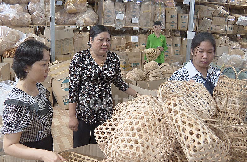 Chị Trương Thị Bạch Thủy - Người khơi dậy sức sống mới cho làng nghề đan đát truyền thống Phú Tân