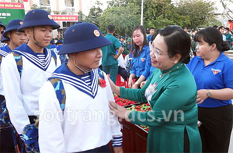 Phó Bí thư Thường trực Tỉnh ủy dự Lễ giao, nhận quân 2024 tại thị xã Vĩnh Châu