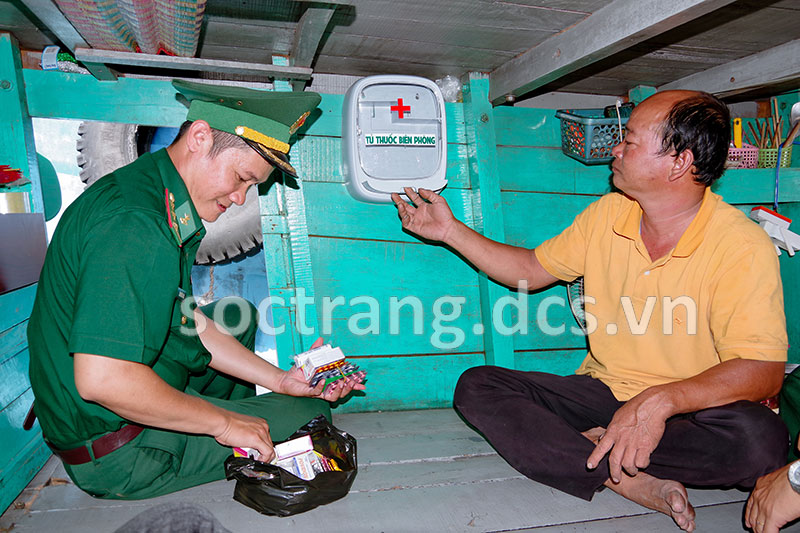 Lắp đặt “Tủ thuốc Biên phòng” cho ngư dân khu vực biên giới biển huyện Trần Đề