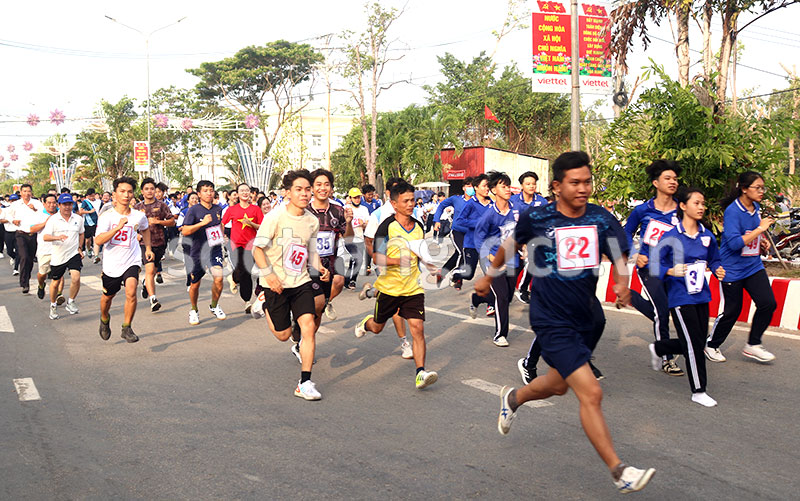 Sôi nổi “Ngày chạy Olympic vì sức khỏe toàn dân huyện Cù Lao Dung năm 2024”