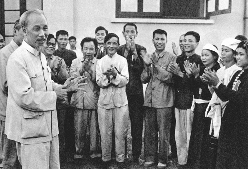Rèn luyện và thực hiện văn hóa ứng xử của cán bộ, đảng viên theo phong cách ứng xử Hồ Chí Minh - nhiệm vụ cấp bách trong xây dựng Đảng về văn hóa, đạo đức hiện nay