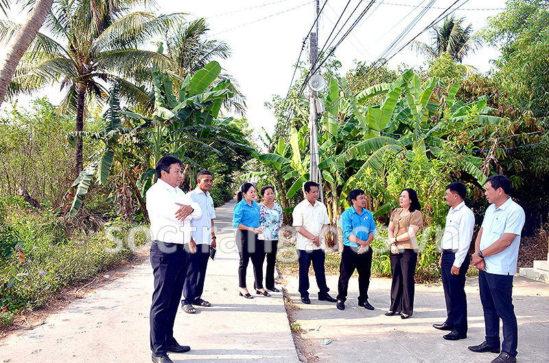 Huyện Long Phú đang khẩn trương sửa chữa, khắc phục các cụm loa FM và đường dây loa hữu tuyến bị hỏng