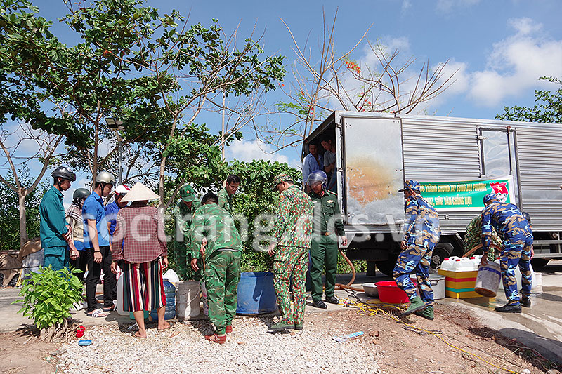 Bộ đội Biên phòng Sóc Trăng hỗ trợ nước sinh hoạt cho nhân dân vùng hạn, ngập mặn