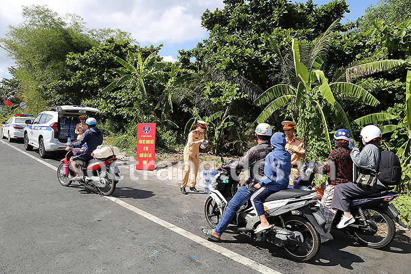 Cảnh sát Giao thông, Công an tỉnh Sóc Trăng hỗ trợ người dân về quê dịp lễ