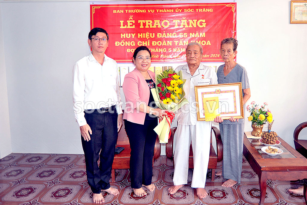 Đồng chí Hồ Thị Cẩm Đào trao Huy hiệu Đảng cho đảng viên cao niên tuổi Đảng