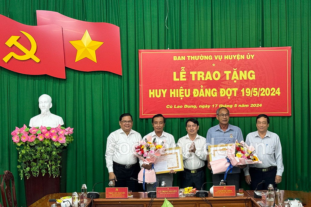 Huyện ủy Cù Lao Dung trao Huy hiệu 40 năm tuổi Đảng