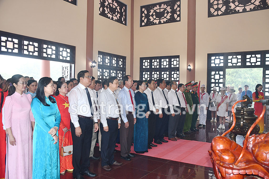 Tổ chức Lễ dâng hoa, dâng hương viếng Đền thờ Chủ tịch Hồ Chí Minh