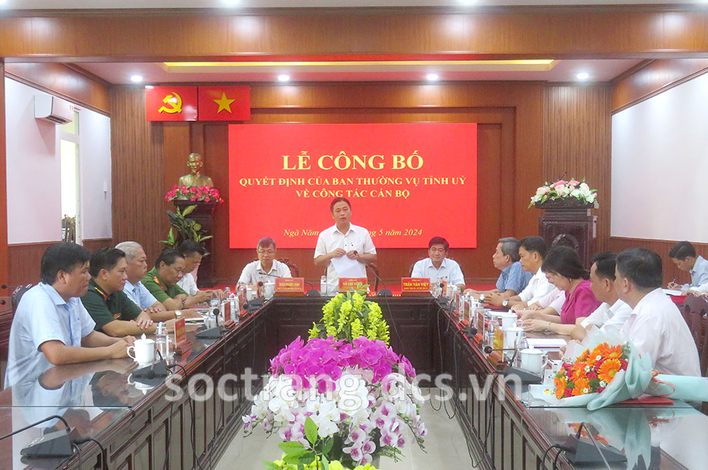 Chủ tịch Ủy ban Mặt trận Tổ quốc Việt Nam thị xã Ngã Năm nhận quyết định tham gia Ban Thường vụ Thị ủy