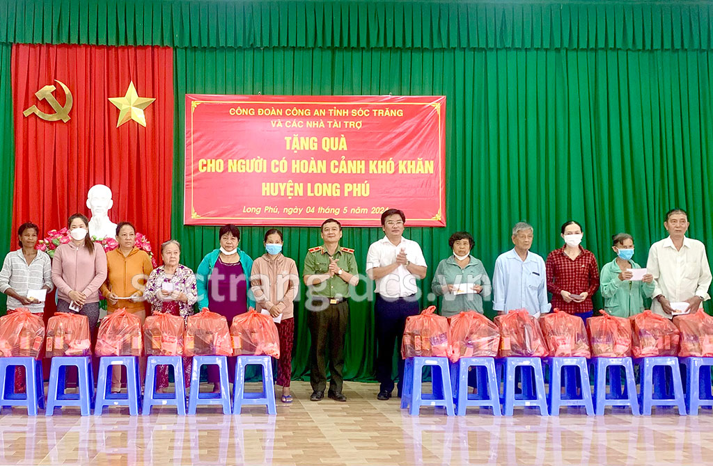 Cục An ninh điều tra, Bộ Công an tặng 300 phần quà cho người có hoàn cảnh khó khăn huyện Long Phú