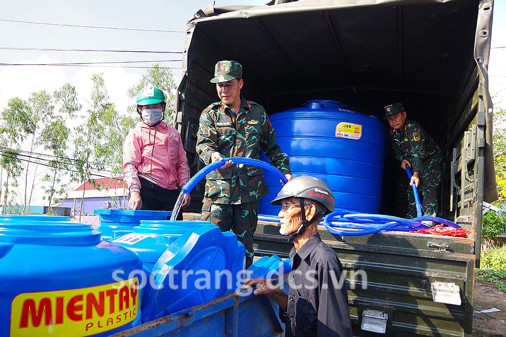 Lực lượng vũ trang Quân khu 9 hỗ trợ nước sạch cho người dân tại huyện Trần Đề