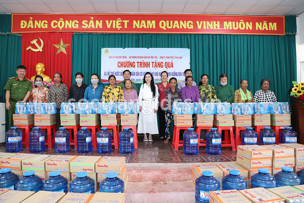 Công an Sóc Trăng tặng quà, hỗ trợ nước uống cho người dân có hoàn cảnh khó khăn vùng ven biển