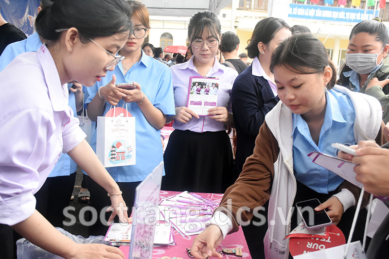 “Ngày hội tư vấn và giới thiệu việc làm” cho sinh viên tại Trường Cao đẳng Cộng đồng Sóc Trăng