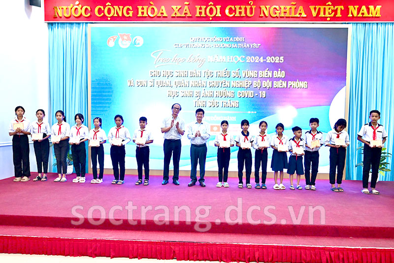 Trao học bổng “Vừ A Dính” và học bổng Câu lạc bộ “Vì Hoàng Sa - Trường Sa thân yêu” tại Sóc Trăng